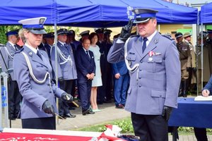 Policjanci podczas ceremonii wręczenia sztandaru na Placu Farnym w Rzeszowie