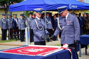 Policjanci podczas ceremonii wręczenia sztandaru na Placu Farnym w Rzeszowie