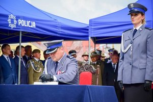 Policjanci podczas ceremonii wręczenia sztandaru na Placu Farnym w Rzeszowie