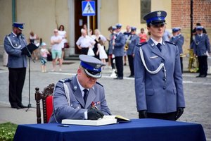 Uroczystość wręczenia sztandaru na Placu Farnym w Rzeszowie