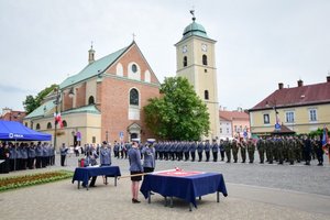 Uroczystość wręczenia sztandaru na Placu Farnym w Rzeszowie