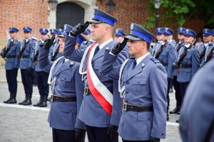 Policjanci podczas wręczenia sztandaru na Placu Farnym w Rzeszowie