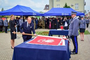 Policjanci podczas wręczenia sztandaru na Placu Farnym w Rzeszowie