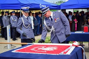 Policjanci podczas ceremonii wręczenia sztandaru na Placu Farnym w Rzeszowie