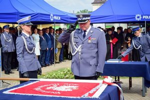 Policjanci podczas ceremonii wręczenia sztandaru na Placu Farnym w Rzeszowie