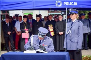 Policjanci podczas ceremonii wręczenia sztandaru na Placu Farnym w Rzeszowie