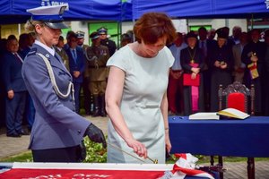 Wojewoda Podkarpacki podczas ceremonii wręczenia sztandaru na Placu Farnym w Rzeszowie