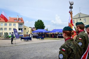 Uroczystość wręczenia sztandaru na Placu Farnym w Rzeszowie