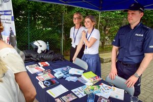 Policjanci podczas uroczystości wręczenia sztandaru na Placu Farnym w Rzeszowie