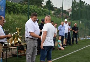 Fotografia kolorowa przedstawiająca Burmistrza Miasta i Gminy Kańczuga wręczającego puchar zawodnikowi IPA Koszyce.