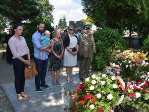 Fotografia kolorowa na której widać osoby oddające hołd zmarłemu gen. Markowi Papale. Wśród tych osób jest umundurowany funkcjonariusz SG