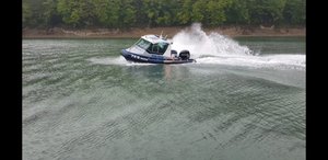 Policyjna motorówka na Jeziorze Solińskim