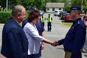 Policjanci podczas uroczystości przekazania kluczy do nowego posterunku