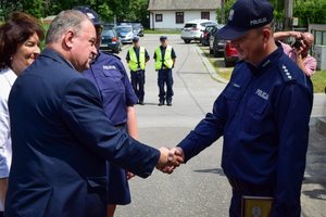 Policjanci podczas uroczystości przekazania kluczy do nowego posterunku