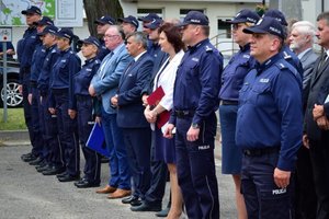 Policjanci podczas uroczystości przekazania kluczy do nowego posterunku