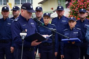 Policjanci podczas uroczystości przekazania kluczy do nowego posterunku
