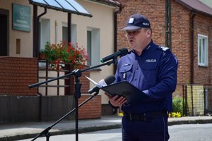 Policjanci podczas uroczystości przekazania kluczy do nowego posterunku