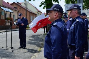 Policjanci podczas uroczystości przekazania kluczy do nowego posterunku