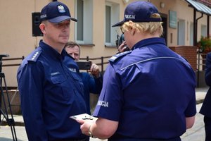 Policjanci podczas uroczystości przekazania kluczy do nowego posterunku