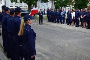 Policjanci podczas uroczystości przekazania kluczy do nowego posterunku