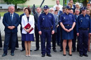 Policjanci podczas uroczystości przekazania kluczy do nowego posterunku