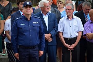 Policjanci podczas uroczystości przekazania kluczy do nowego posterunku