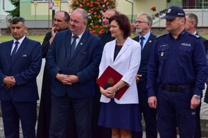 Policjanci podczas uroczystości przekazania kluczy do nowego posterunku