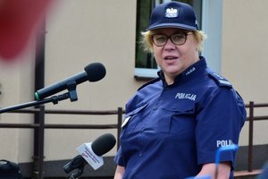 Policjanci podczas uroczystości przekazania kluczy do nowego posterunku