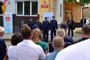 Policjanci podczas uroczystości przekazania kluczy do nowego posterunku