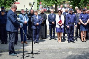 Policjanci podczas uroczystości przekazania kluczy do nowego posterunku