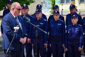 Policjanci podczas uroczystości przekazania kluczy do nowego posterunku