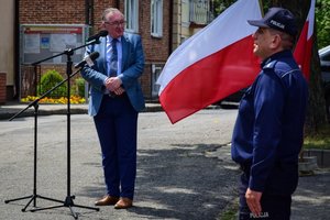 Policjanci podczas uroczystości przekazania kluczy do nowego posterunku