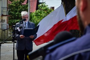 Policjanci podczas uroczystości przekazania kluczy do nowego posterunku