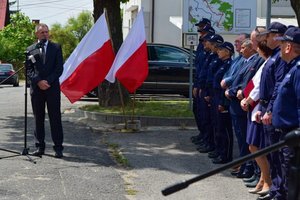 Policjanci podczas uroczystości przekazania kluczy do nowego posterunku