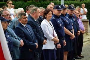 Policjanci podczas uroczystości przekazania kluczy do nowego posterunku