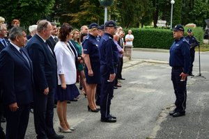 Policjanci podczas uroczystości przekazania kluczy do nowego posterunku