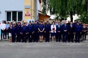 Policjanci podczas uroczystości przekazania kluczy do nowego posterunku