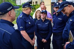 Policjanci podczas uroczystości przekazania kluczy do nowego posterunku