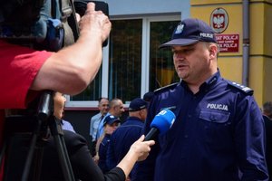 Policjanci podczas uroczystości przekazania kluczy do nowego posterunku