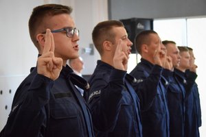 Policjanci podczas uroczystego ślubowania