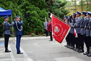 Uroczystość wprowadzenia generała na placu przed budynkiem komendy wojewódzkiej