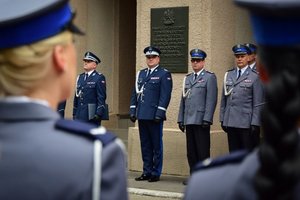 Uroczystość wprowadzenia generała na placu przed budynkiem komendy wojewódzkiej