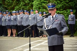 Uroczystość wprowadzenia generała na placu przed budynkiem komendy wojewódzkiej