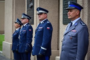 Uroczystość wprowadzenia generała na placu przed budynkiem komendy wojewódzkiej
