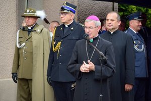 Uroczystość wprowadzenia generała przed budynkiem komendy wojewódzkiej