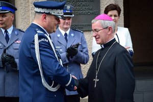 Uroczystość wprowadzenia generała przed budynkiem komendy wojewódzkiej