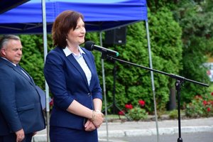Uroczystość wprowadzenia generała przed budynkiem komendy wojewódzkiej