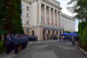 Uroczystość wprowadzenia generała przed budynkiem komendy wojewódzkiej
