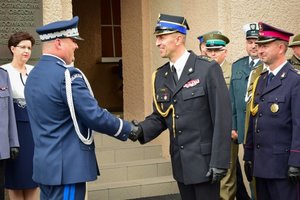 Uroczystość wprowadzenia generała przed budynkiem komendy wojewódzkiej