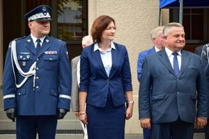 Uroczystość wprowadzenia generała przed budynkiem komendy wojewódzkiej